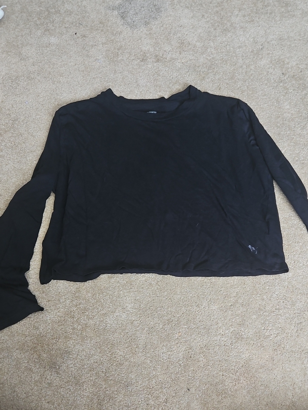 Women's Black Long-Sleeve Relaxed Crop Top